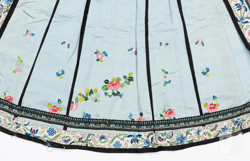 A pale blue embroidered silk skirt, - 图3